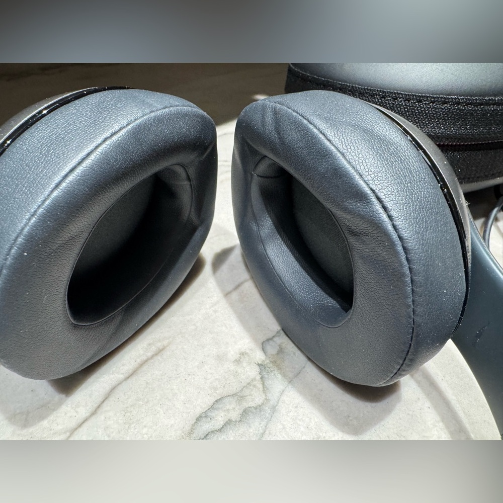 Beats Studio3 Wireless Black and Grey - Picture 2 of 2